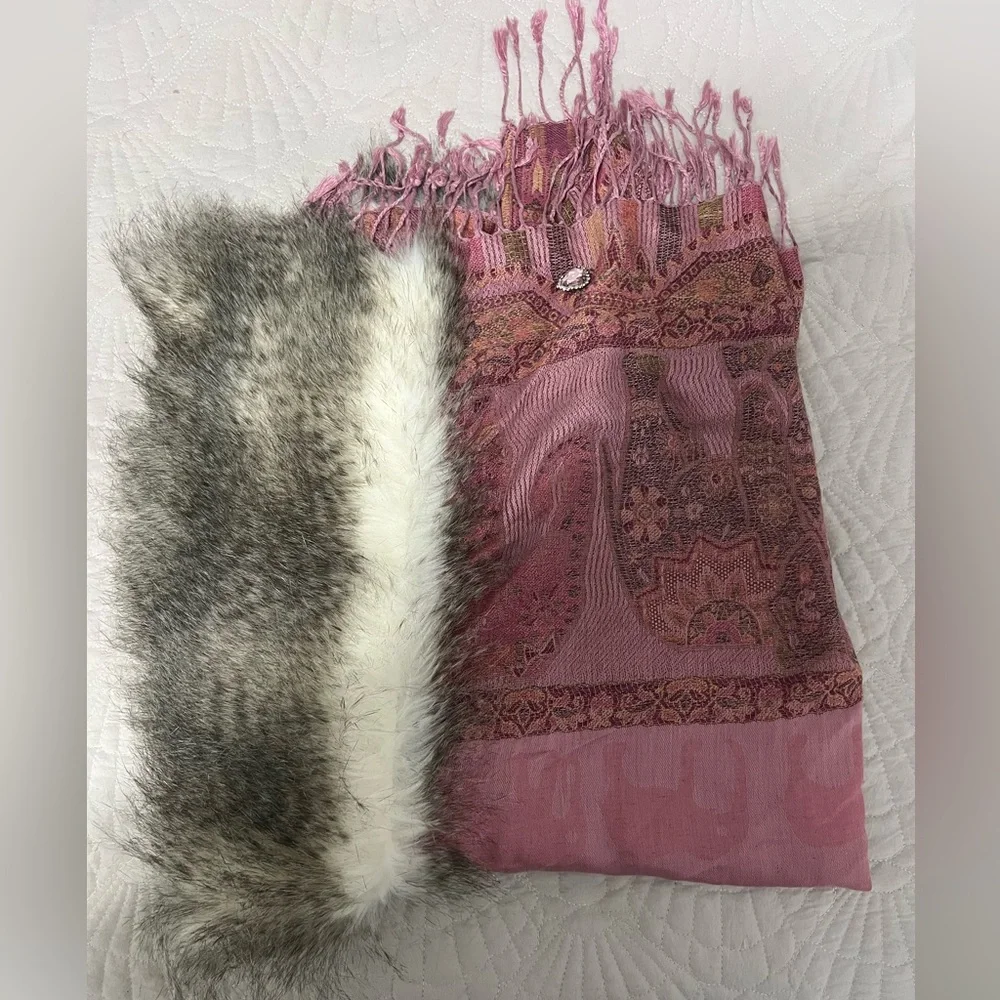 Fur Lined Shawl - Beautiful Pink Elephant pattern - Picture 4 of 4